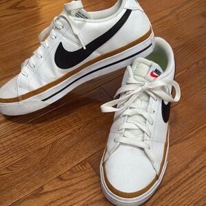 WOMENS NIKE COURT LEGACY SIZE 9